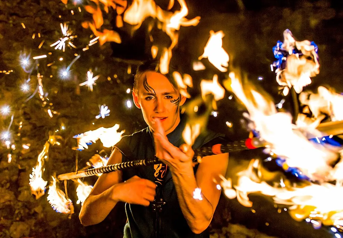 Feuerkünstler mit einem brennenden Dragon Staff