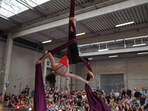 Luftakrobatik am Aerial Silk vor Publikum beim circus/werk in Aachen