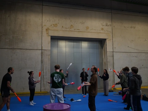 Mehrere Teilnehmende bei einem Keulen-Workshop beim circus/werk in Aachen