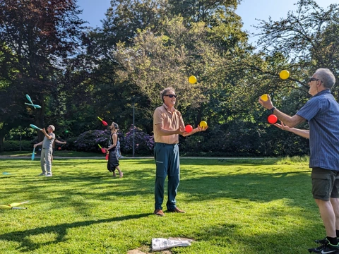 Entspanntes gemeinsames Jonglieren beim Treff im Bunten Garten in Mönchengladbach.